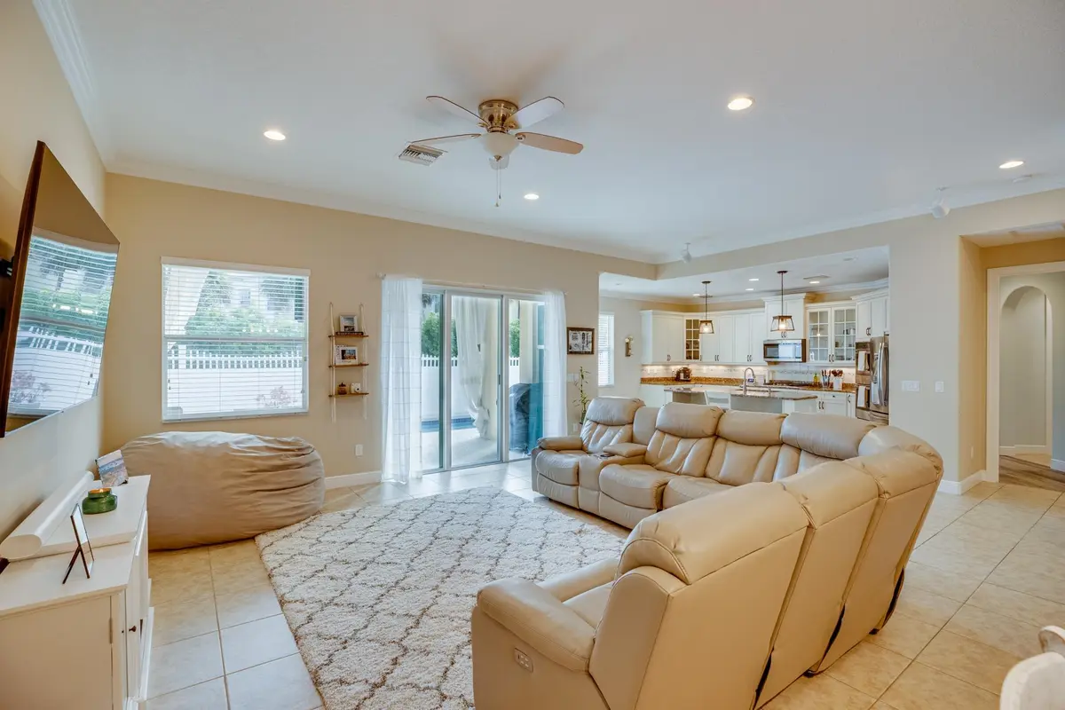 Living 5 at 4247 DIAMOND Square, Vero Beach