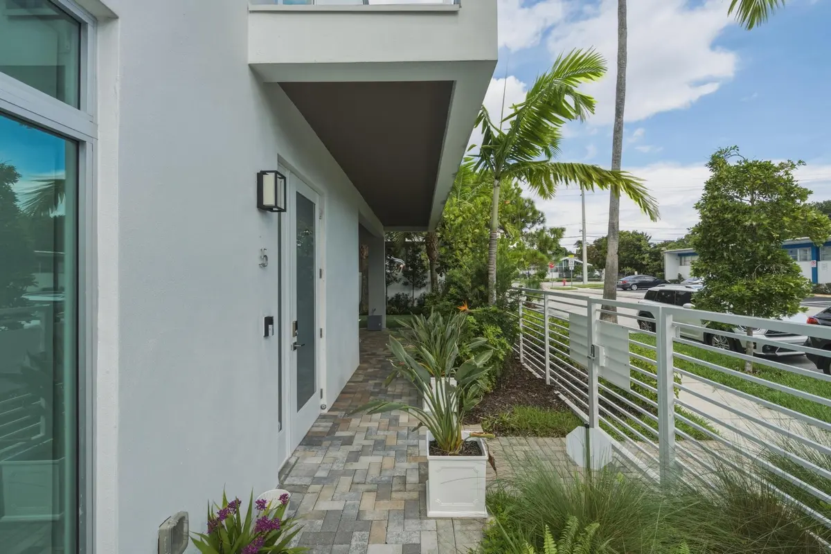 Entrance at 5 SE 11th Avenue, Fort Lauderdale