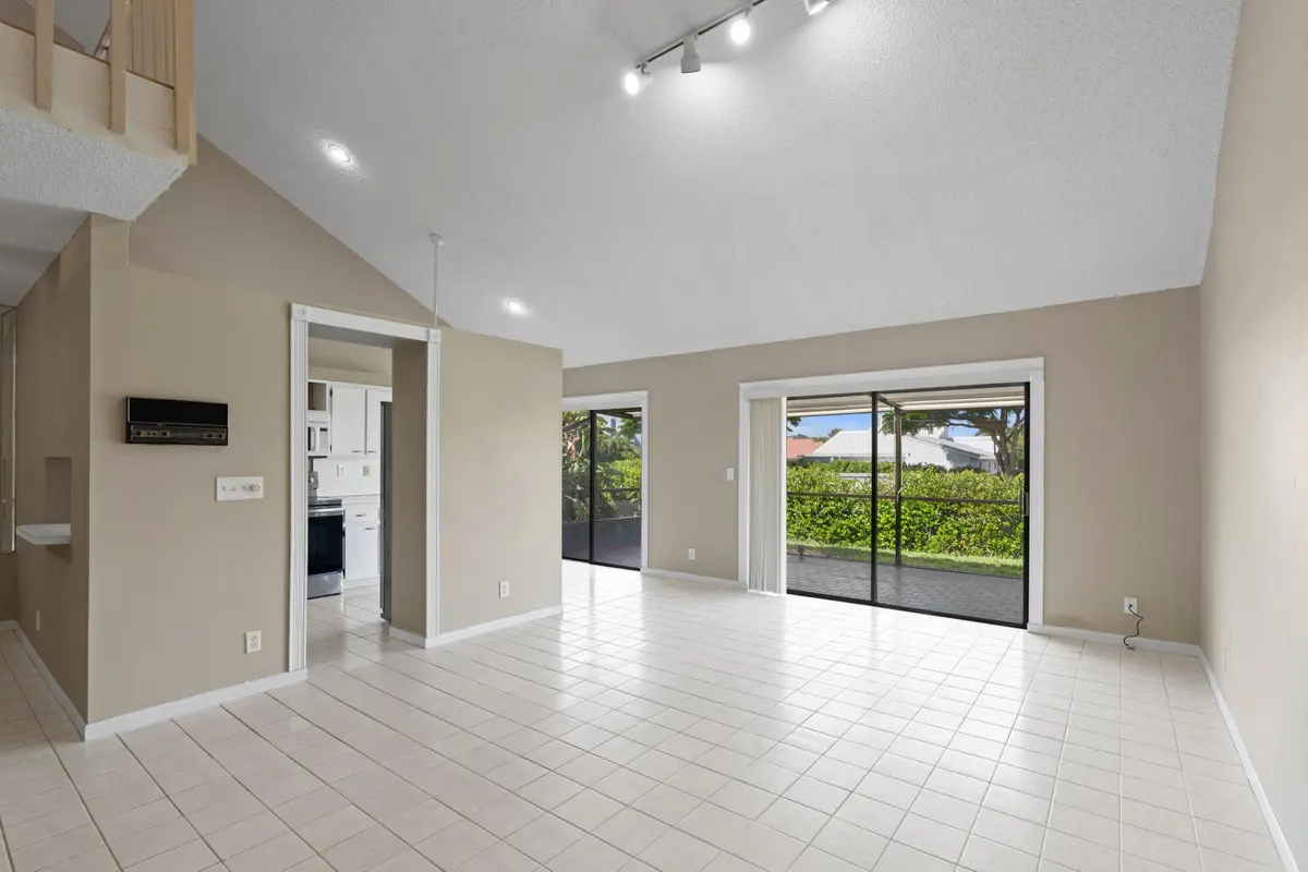 Living Area at 6850 NW 2ND Avenue 16, Boca Raton