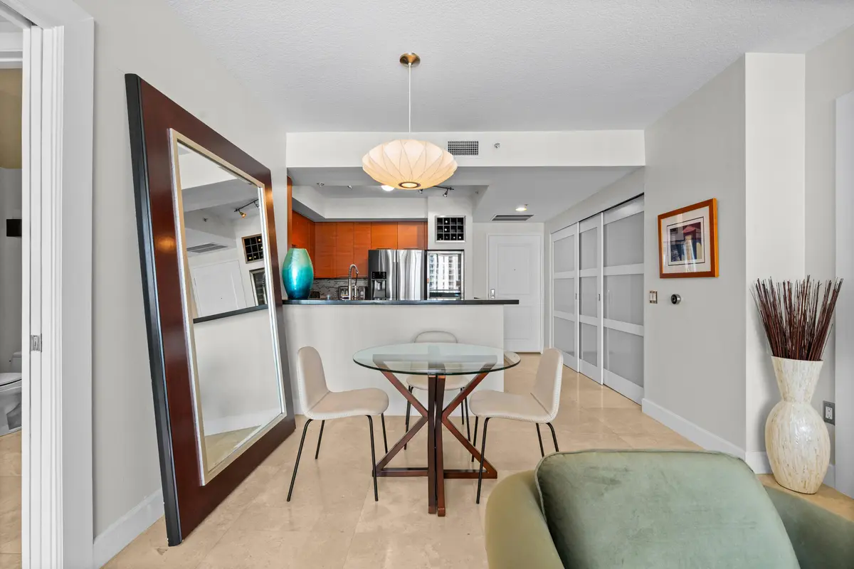 Dining at 350 SE 2ND Street 2040, Fort Lauderdale