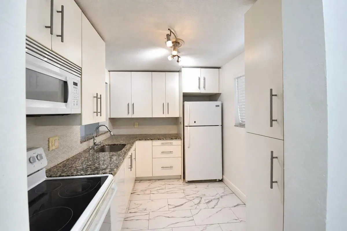 5220 Las Verdes kitchen at 5220 Las Verdes Circle 220, Delray Beach