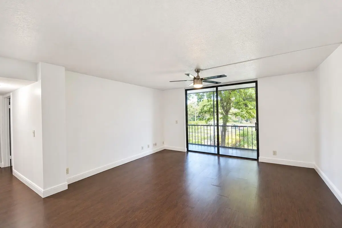 5220 Las Verdes LR at 5220 Las Verdes Circle 220, Delray Beach