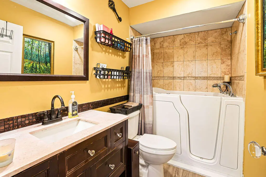Walkin tub at 1177 BAYSHORE Drive 204, Hutchinson Island