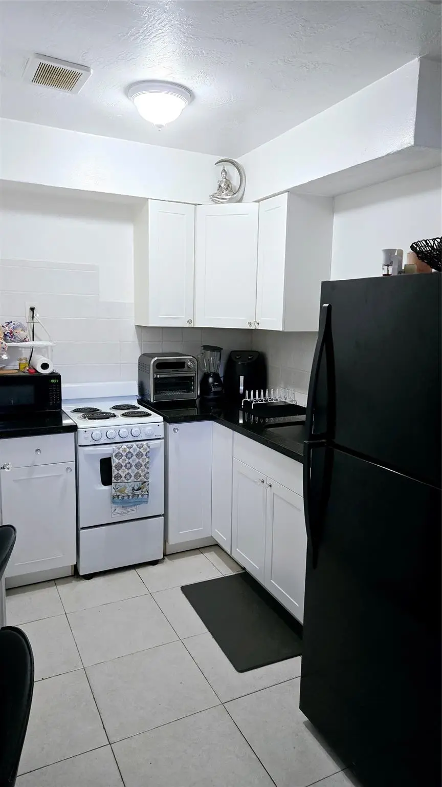 Photo 1 at 2213 LINCOLN Street 2, Hollywood