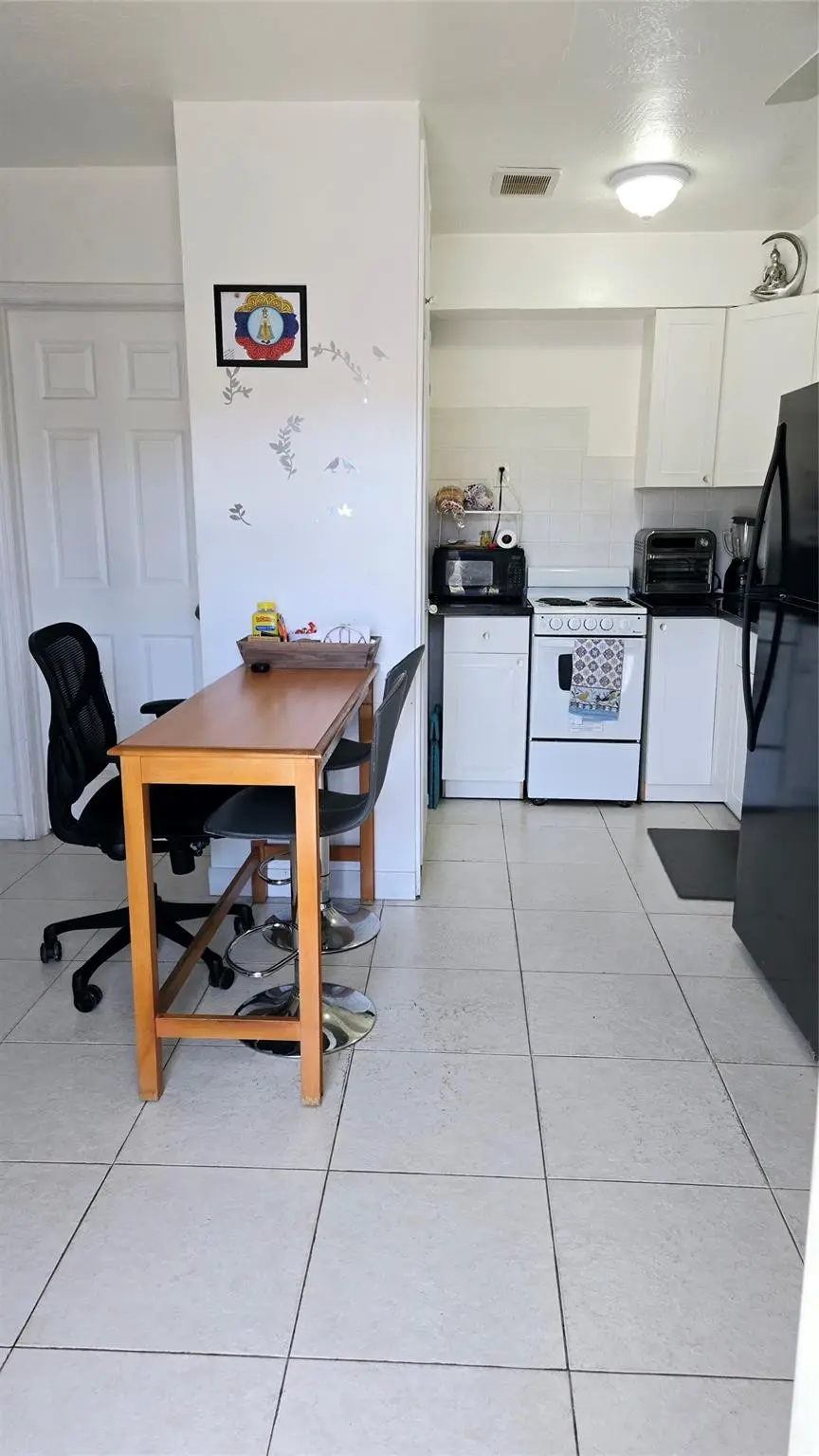 Photo 6 at 2213 LINCOLN Street 2, Hollywood