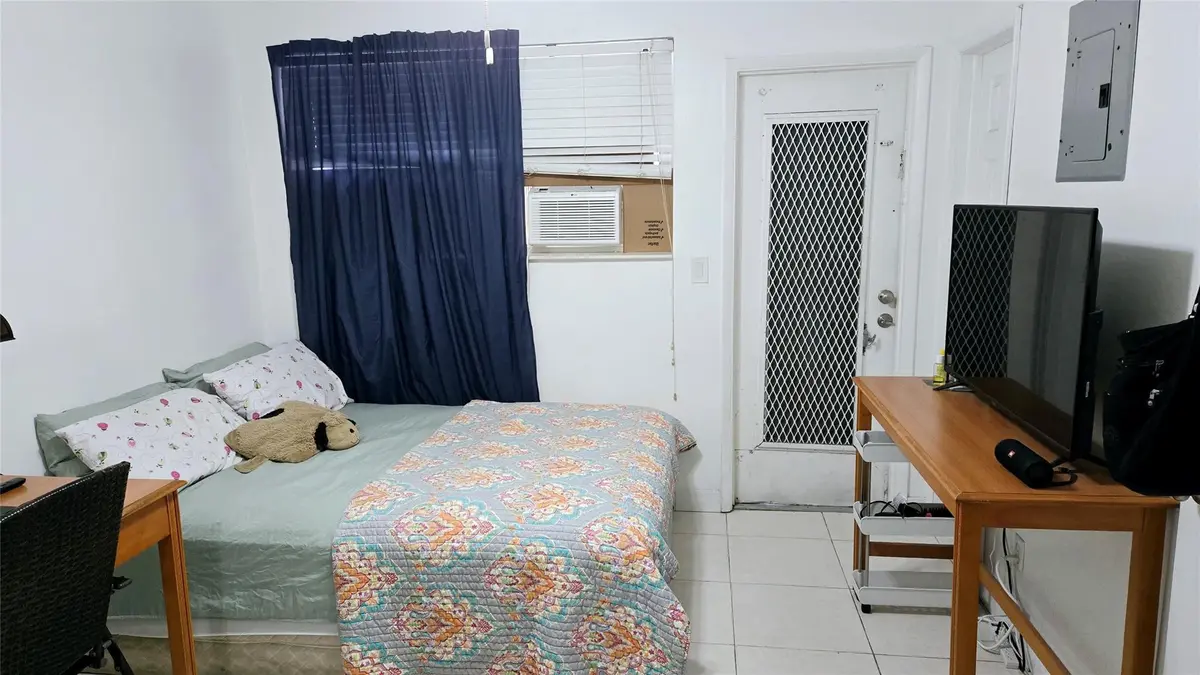 Photo 8 at 2213 LINCOLN Street 2, Hollywood