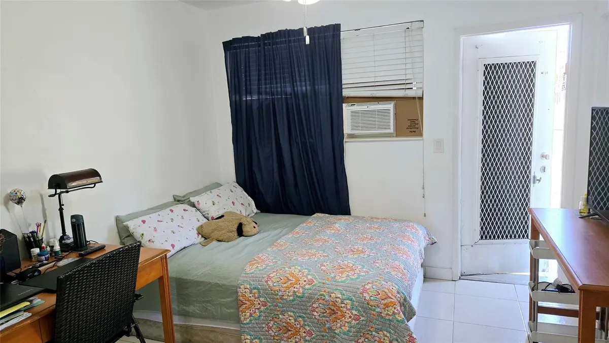 Photo 10 at 2213 LINCOLN Street 2, Hollywood