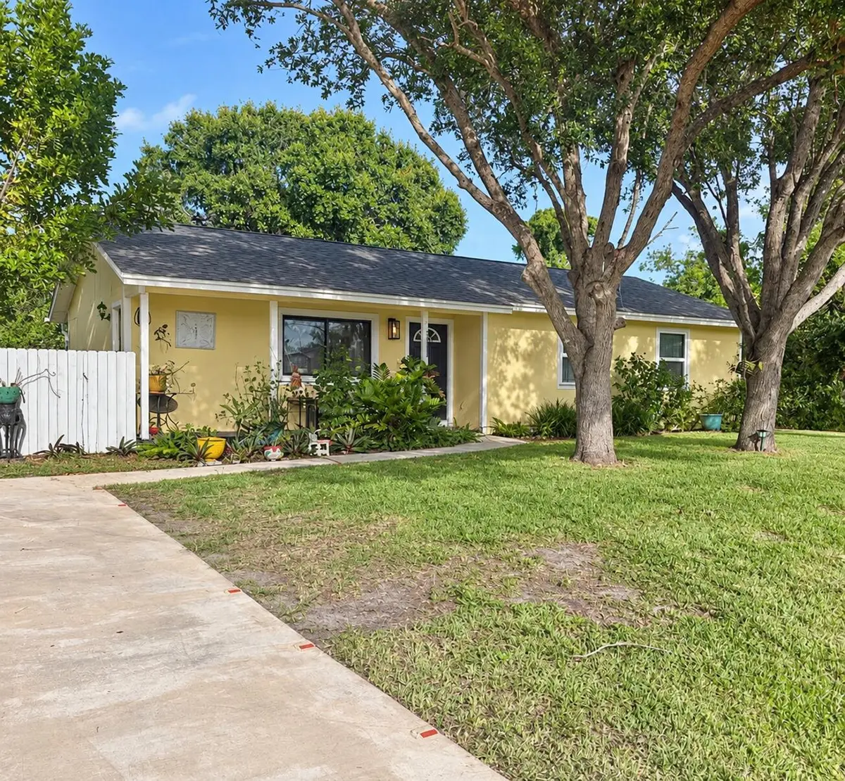 front of house at 4702 Myrtle Drive, Fort Pierce