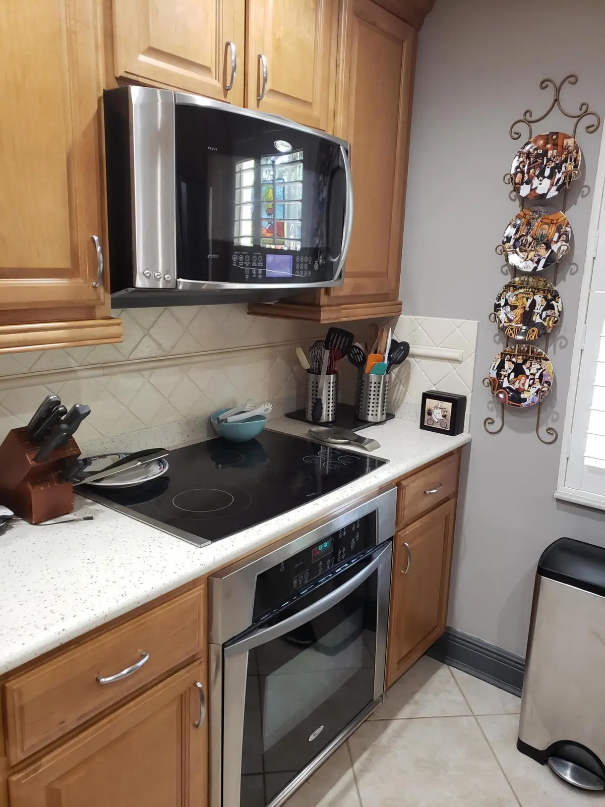 Kitchen Stove at 3980 Oaks Clubhouse Drive 101, Pompano Beach