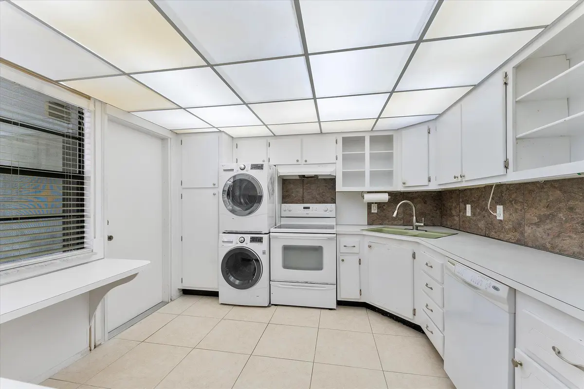 Kitchen Laundry at 501 SW 11th Place 418, Boca Raton