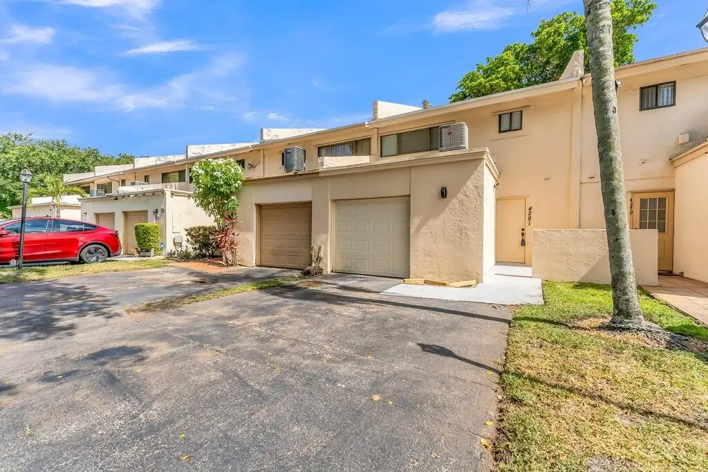 2_1024px at 4281 NW 76 Avenue, Davie