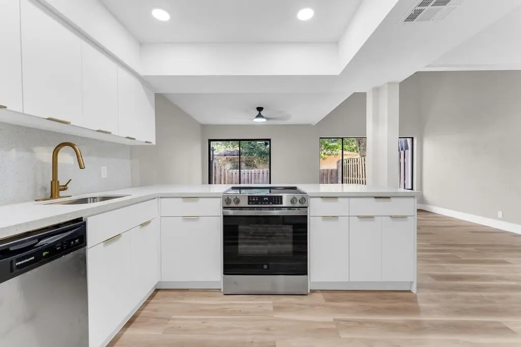 11_1024px at 4281 NW 76 Avenue, Davie