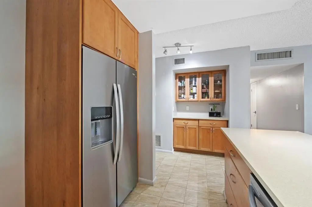Photo 8 at 340 SUNSET Drive 401, Fort Lauderdale