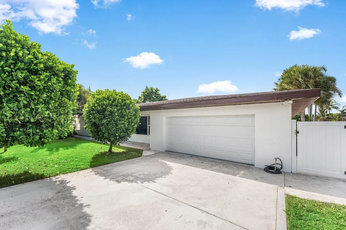 front of house at 638 Shore Drive, Boynton Beach