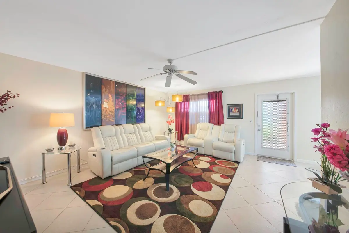 Natural Light at 308 BRITTANY G, Delray Beach