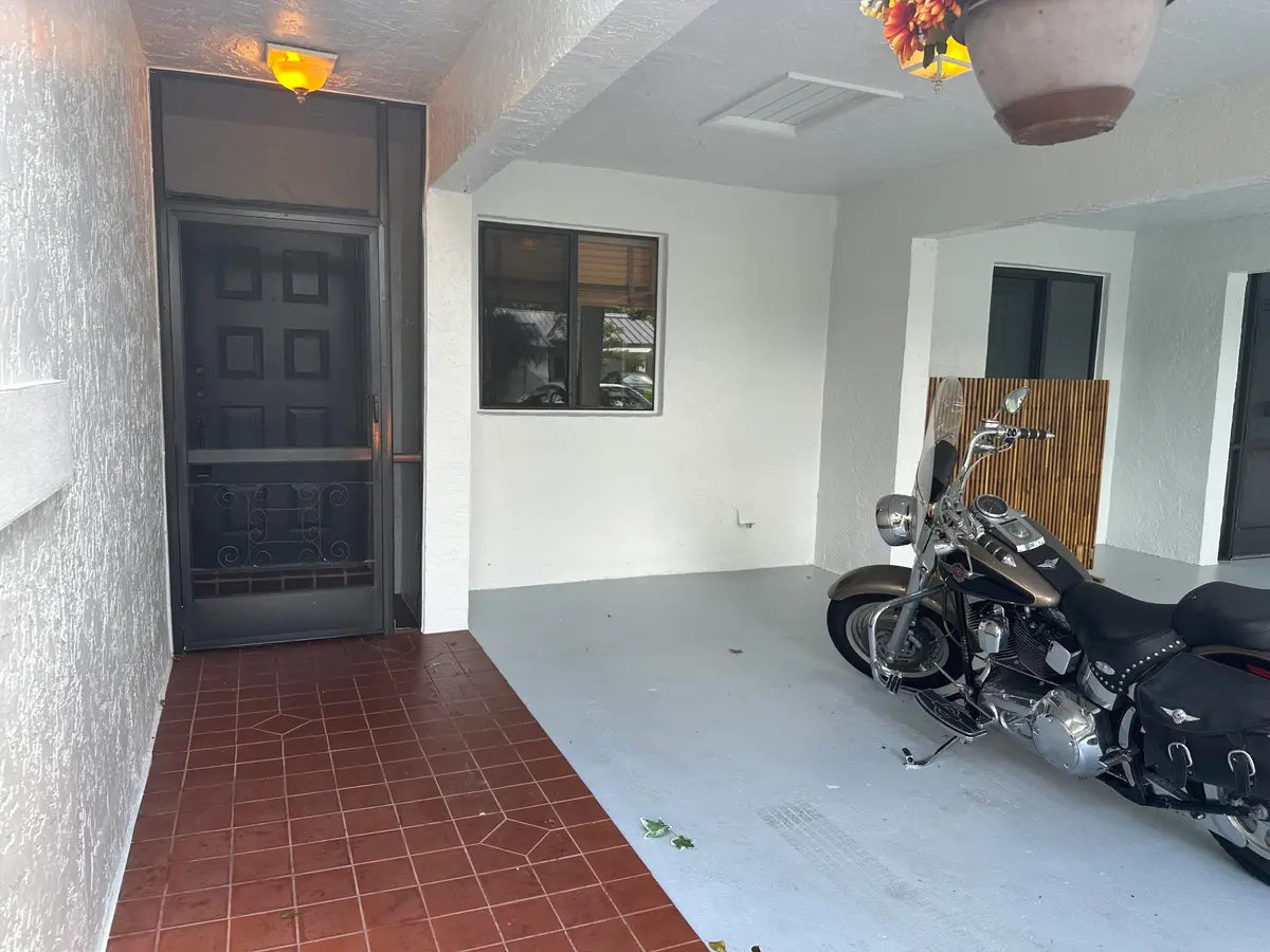 Front Entrance at 305 Lakeside Court, Sunrise