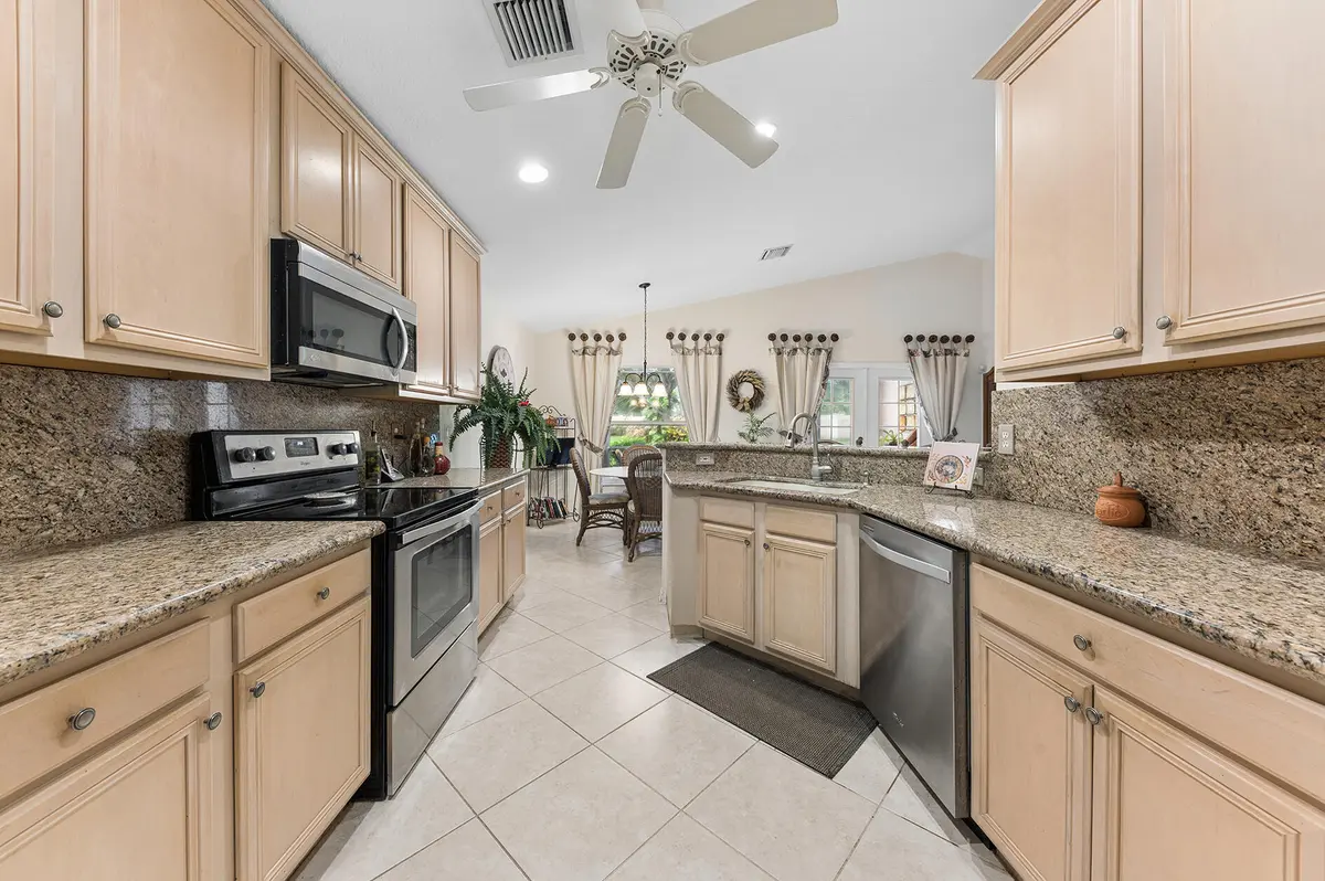 42” CABINETS at 5293 TOSCANA Trail, Boynton Beach
