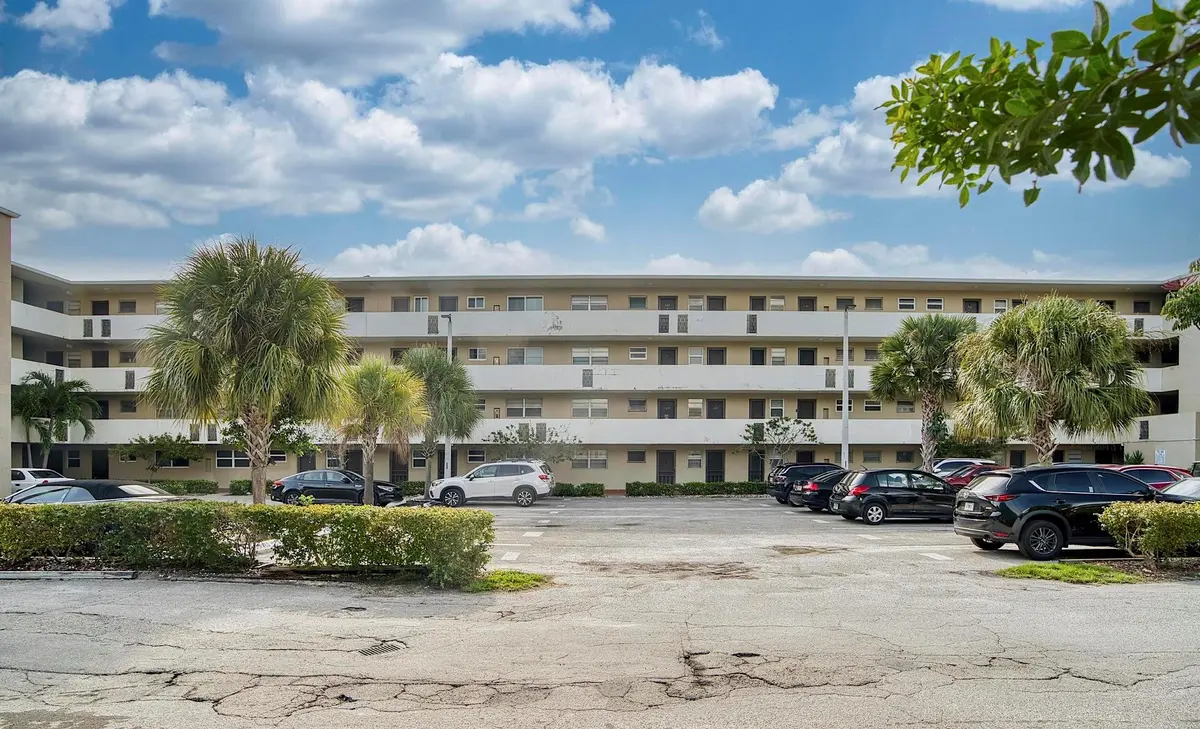 Photo 2 at 1690 NE 191st Street 405-1, North Miami Beach