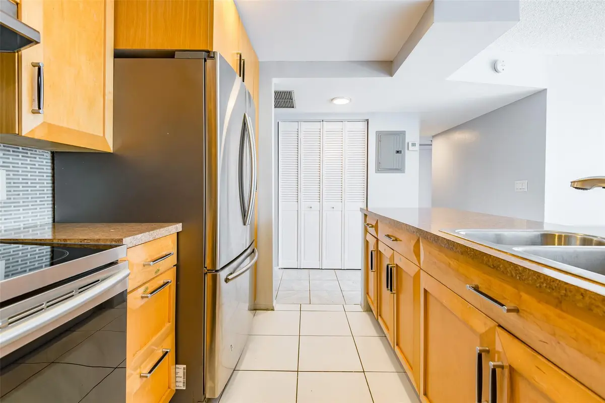 Photo 6 at 3900 N Hills Drive, Hollywood