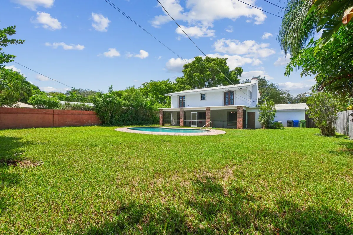 231HUGEBACKYARDPOOL1916HARBOURVIEW at 1916 HARBOURVIEW Drive, Fort Lauderdale