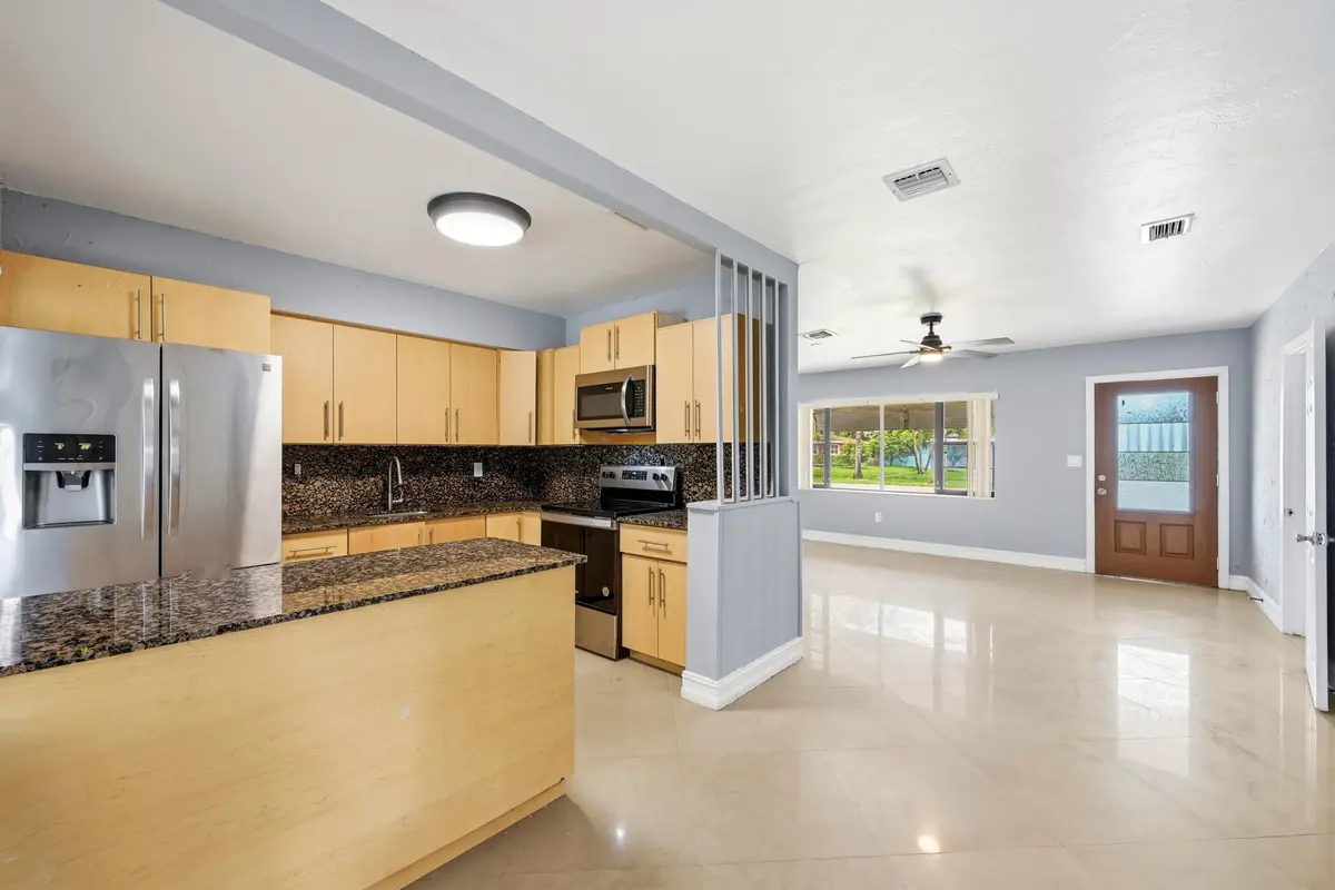 KITCHEN OPEN TO LIVING at 740 E EVANSTON Circle, Fort Lauderdale