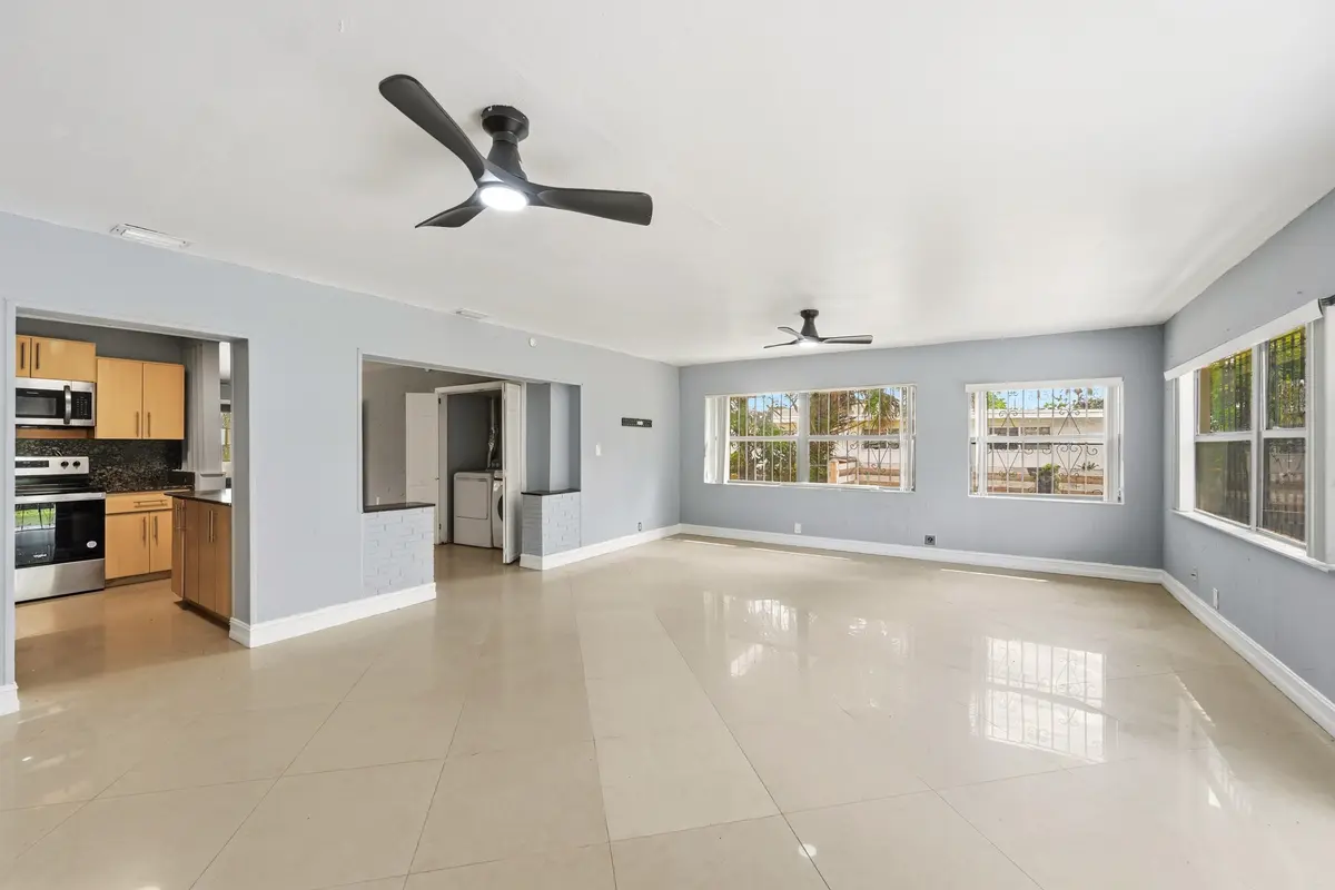 ENORMOUS FAMILY ROOM at 740 E EVANSTON Circle, Fort Lauderdale