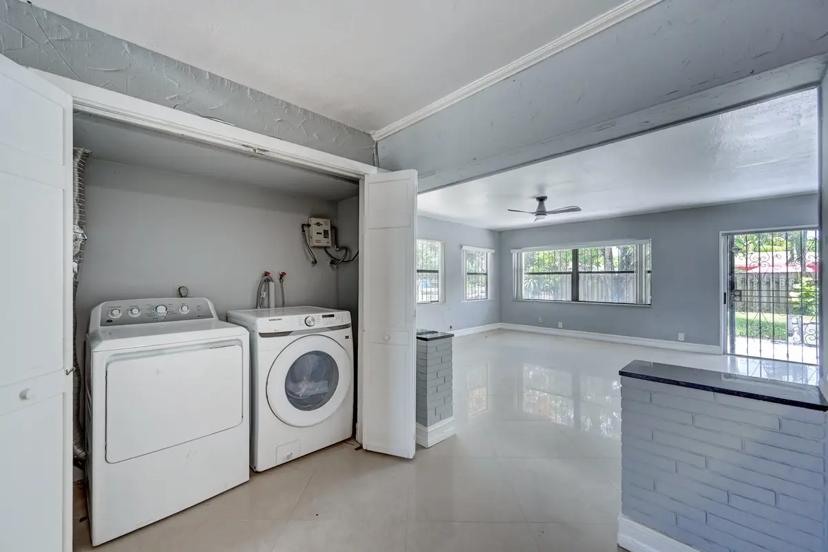 DELUX FULL SIZE WASHER AND DRYER at 740 E EVANSTON Circle, Fort Lauderdale