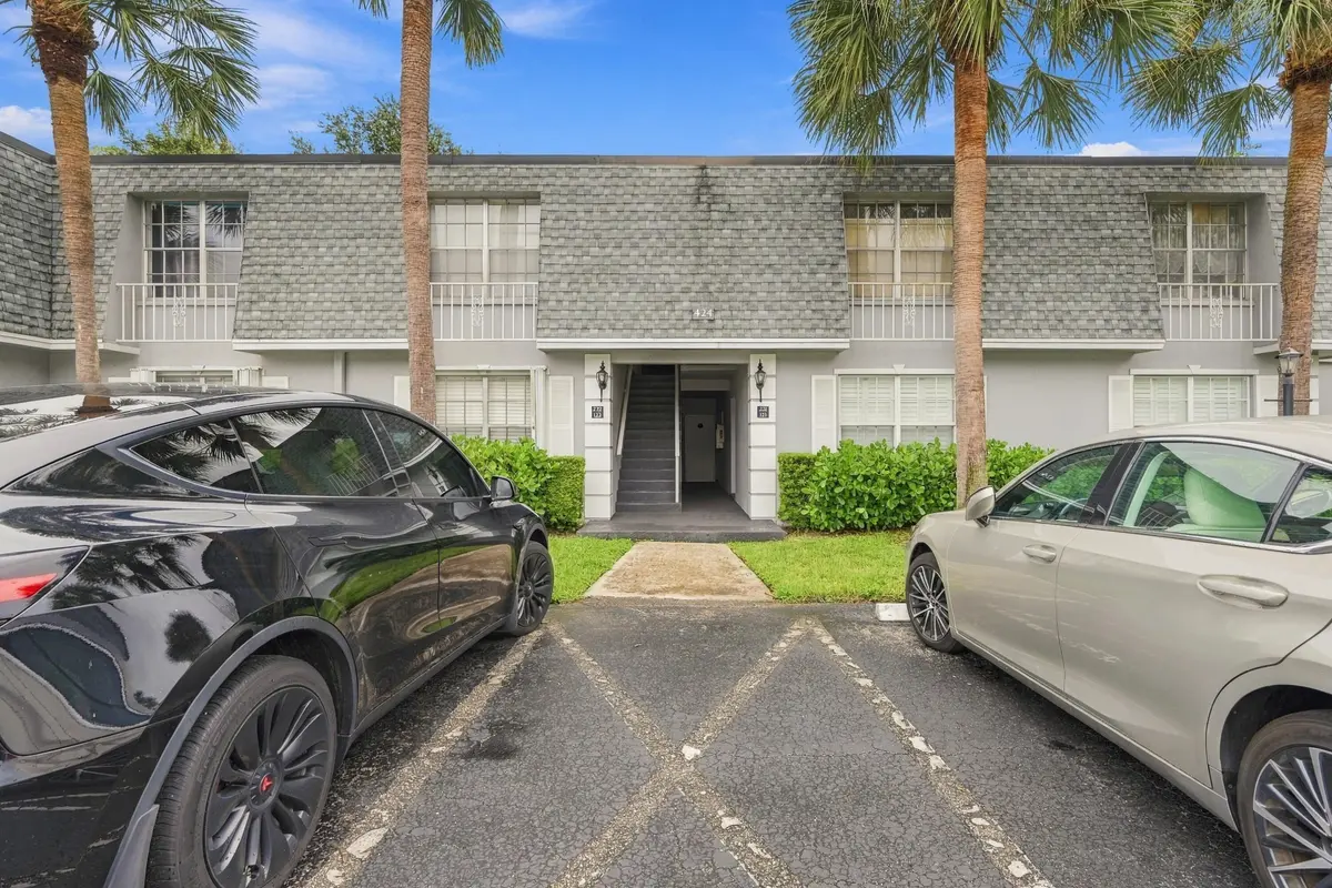 02_out buildings at 424 NW 70TH Avenue 121, Plantation