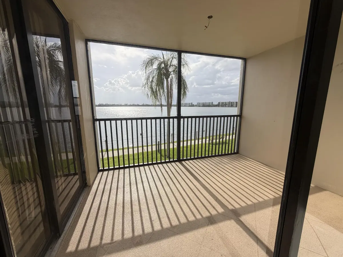 Sun Room at 112 LAKE EMERALD Drive 203, Oakland Park