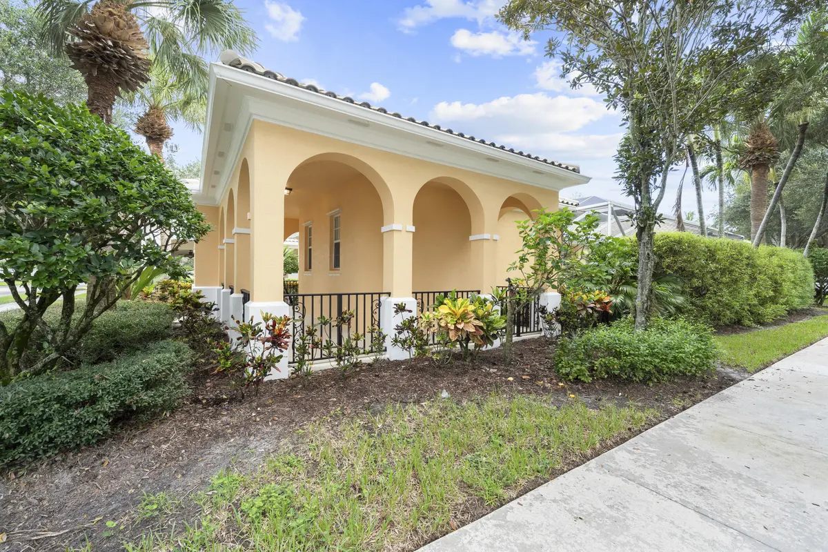 Side Yard at 3723 COMMUNITY Drive, Jupiter