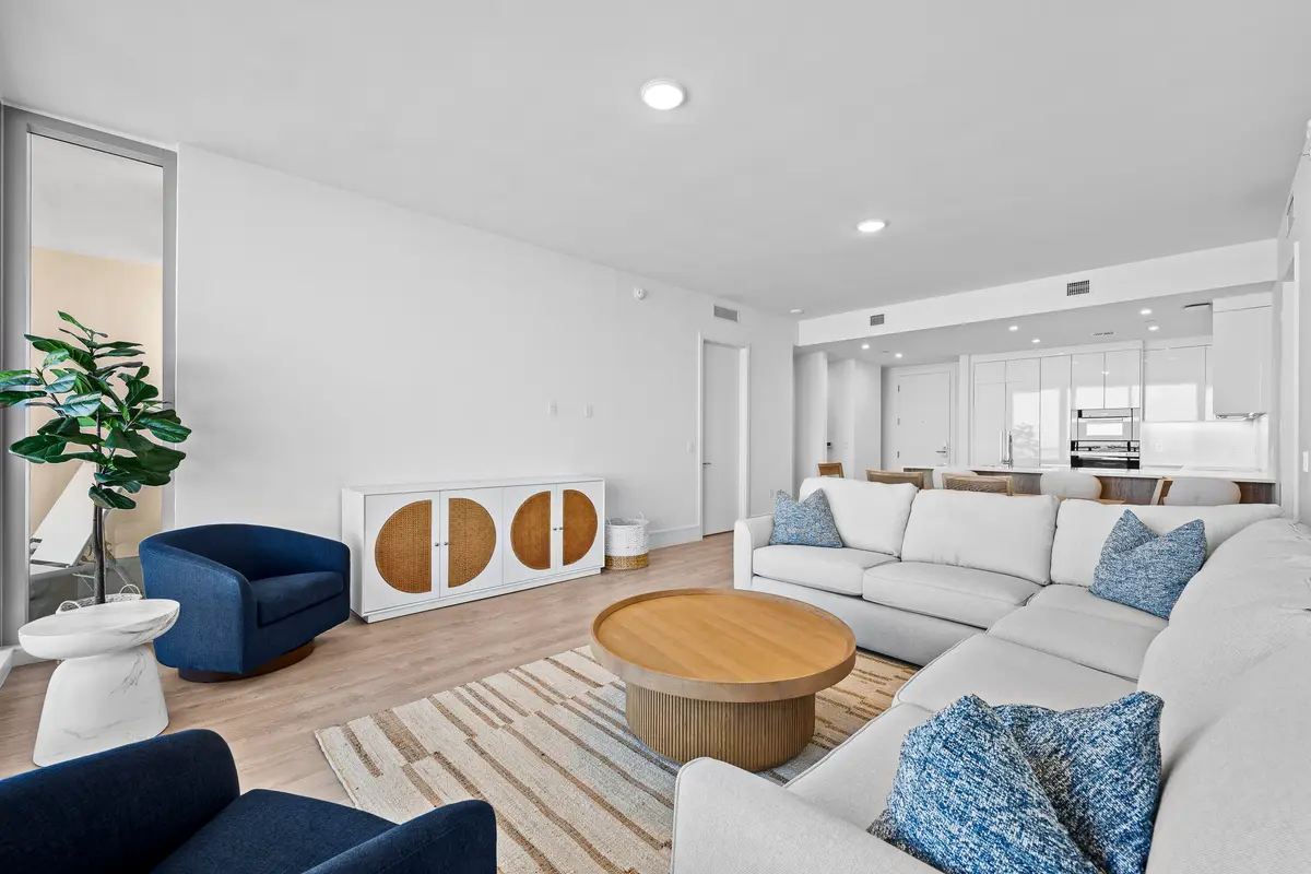 LUX_2720 at 220 Lake Shore Drive 1413, Lake Park