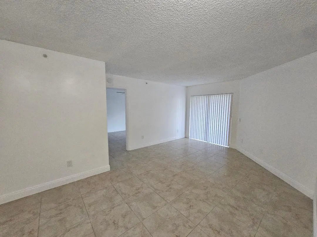 Living Area at 460 S Park Road 6-207, Hollywood