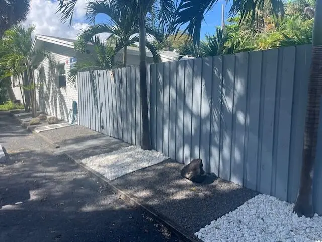 Front courtyard entry at 275 NW 32nd Street C, Oakland Park