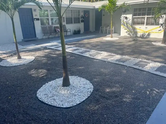 front courtyard 002 at 275 NW 32nd Street C, Oakland Park