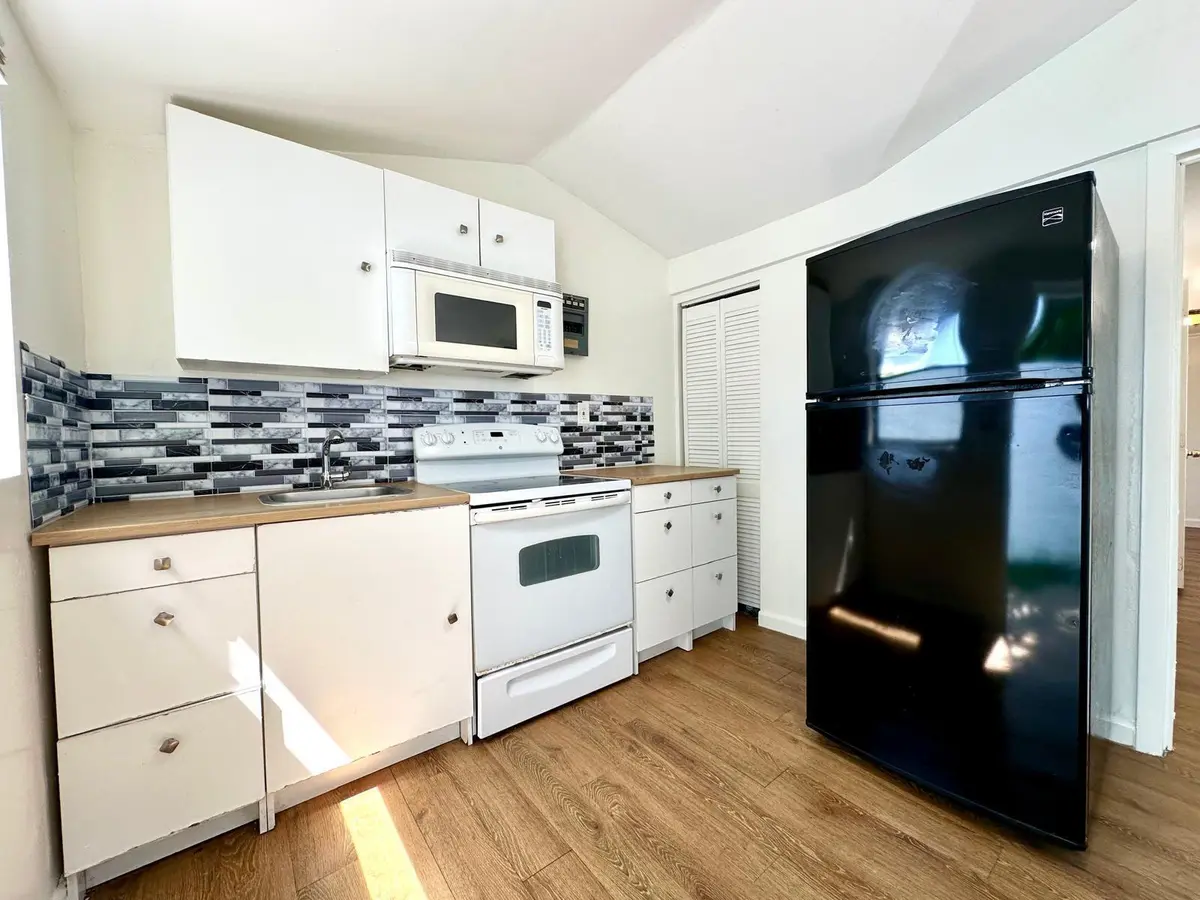0be0fc3f-02fe-40b8-87d0-4b9ea12079b9 at 6101 Webster Avenue 2, West Palm Beach