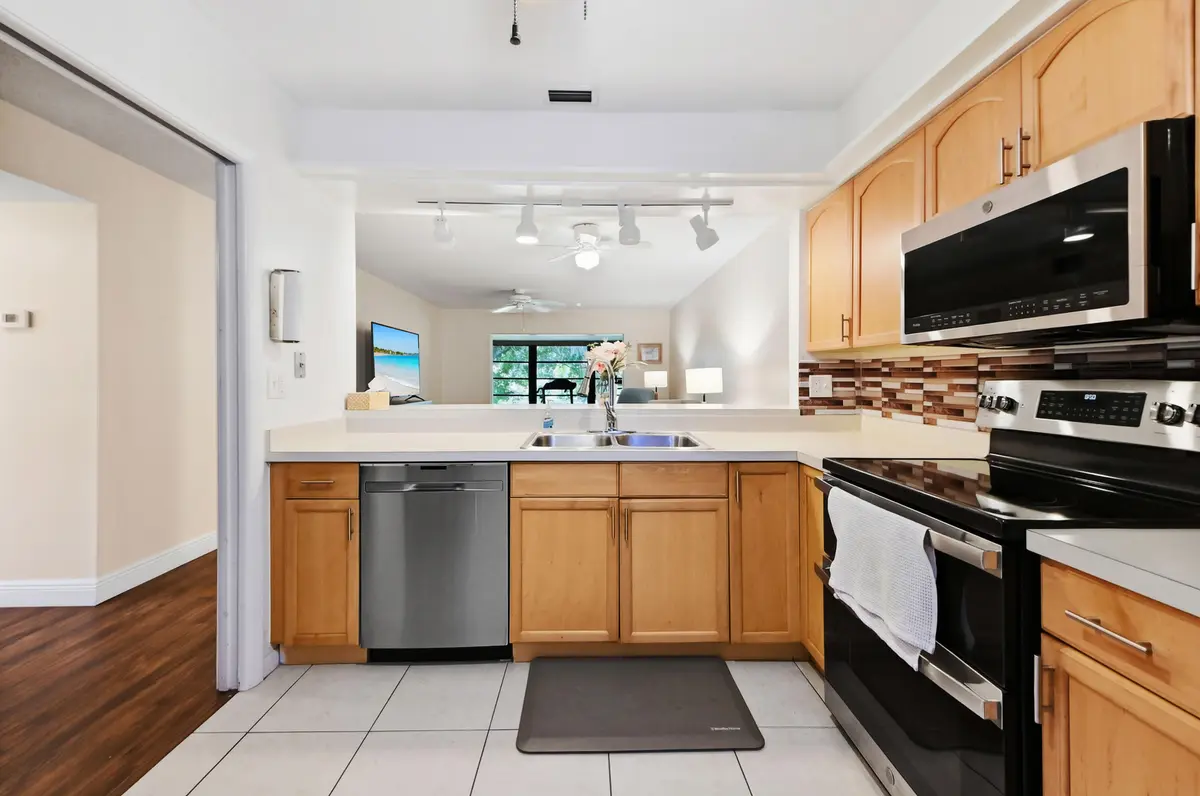 06 Kitchen 012 at 2302 SUNRISE Boulevard 206, Fort Pierce