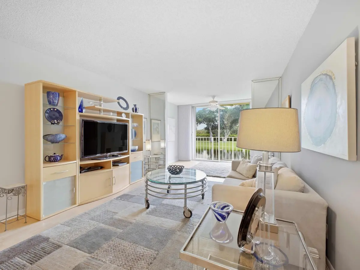 Living at 7145 Huntington Lane 205, Delray Beach