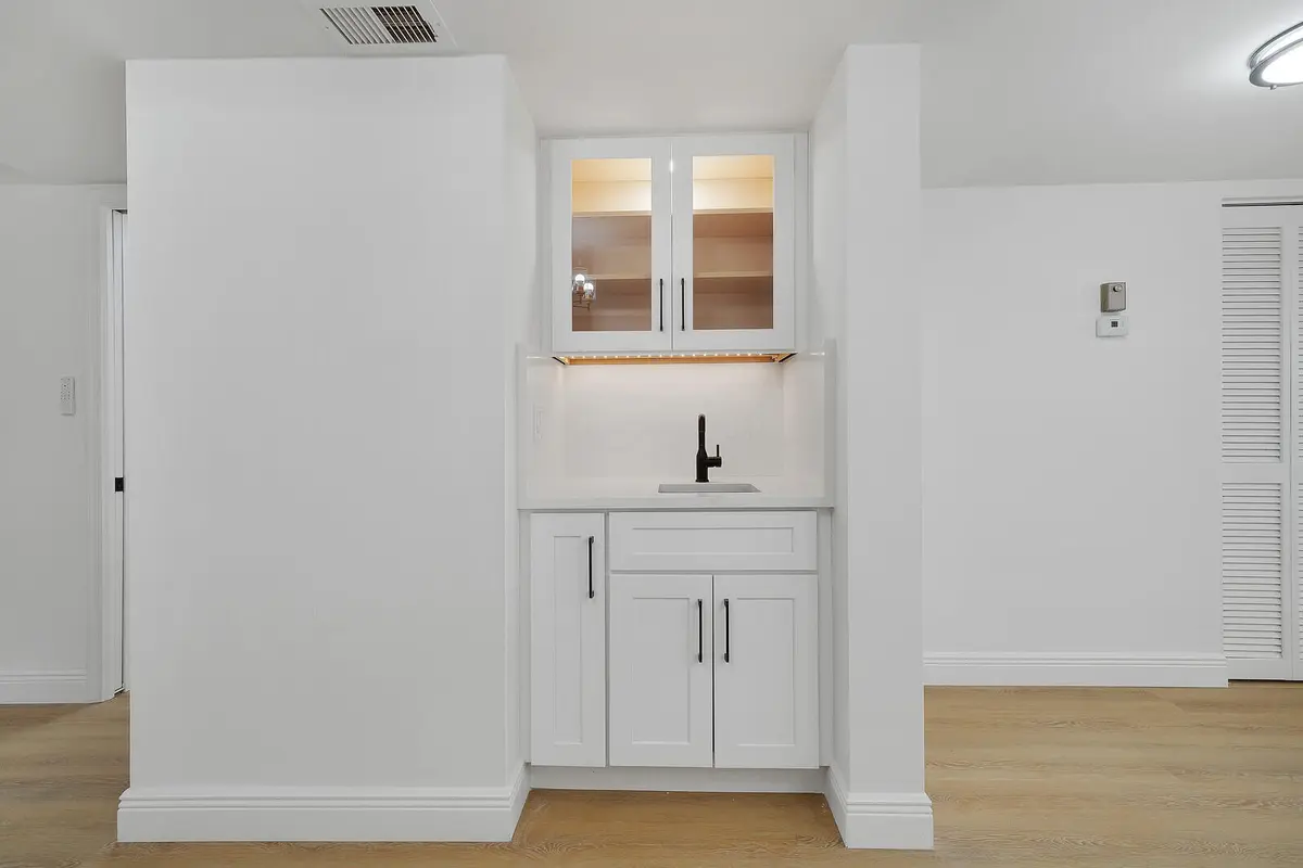 Wet Bar at 23345 Carolwood Lane 406, Boca Raton