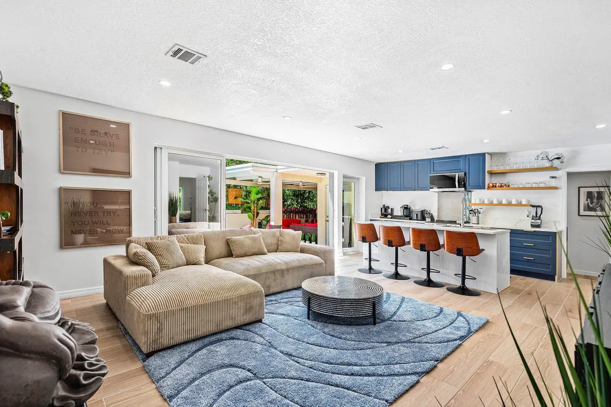 living at 2041 NE 30th Street, Fort Lauderdale