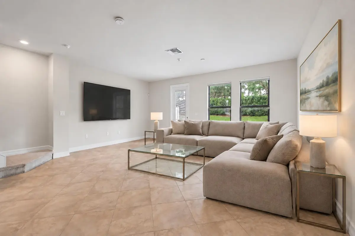 2488 E Appleton Circle Staged photo of L at 4488 Appleton Circle, Oakland Park