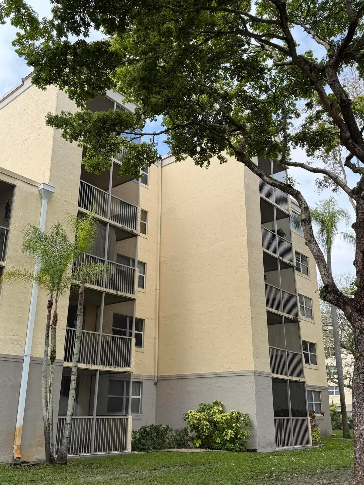 8343 Building 3 at 8343 LAKE Drive 207, Doral