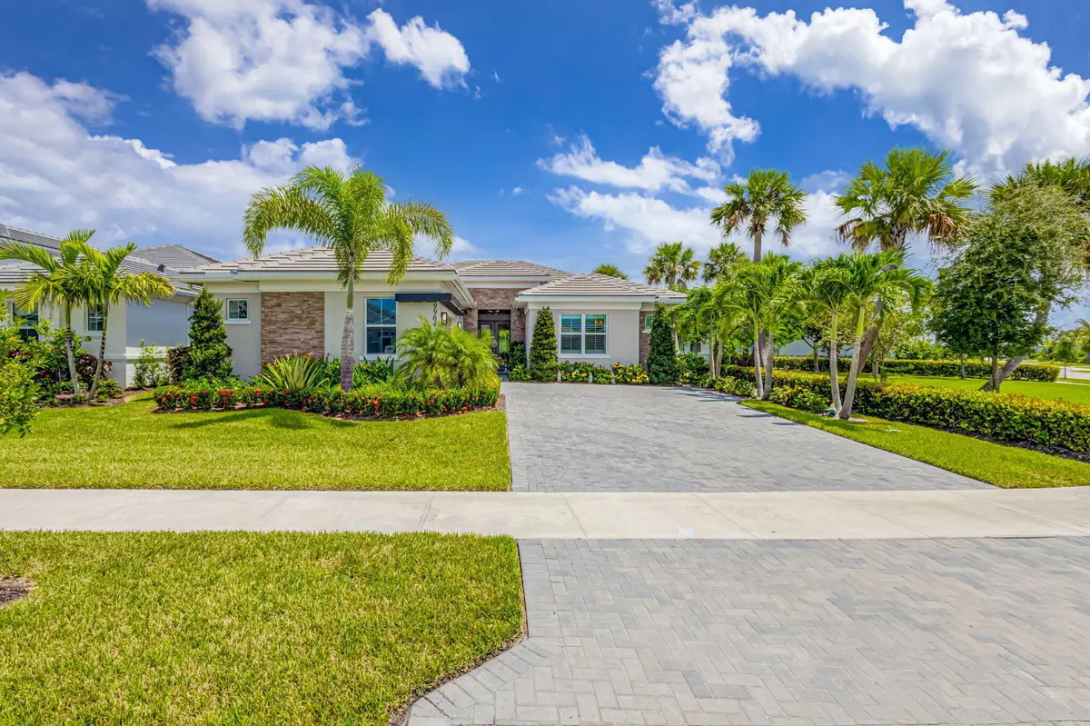 Spacious Yard at 9964 SEAGRASS Way, Palm Beach Gardens