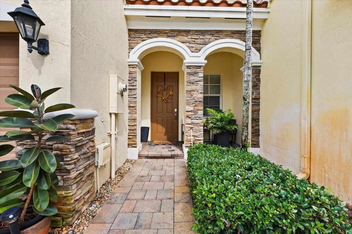 Front patio at 130 EMERALD CREEK Terrace, Davie