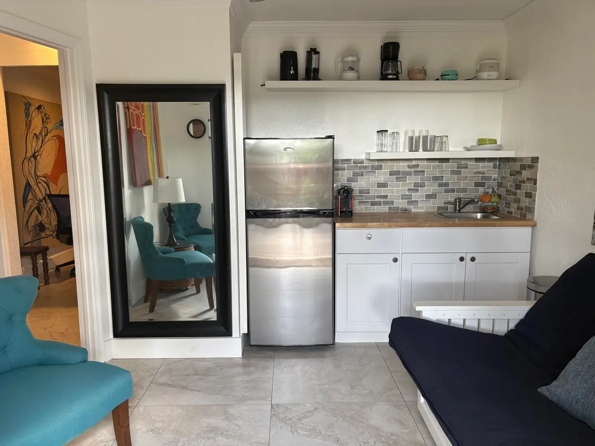 entry room at 2565 Meadow Road, West Palm Beach
