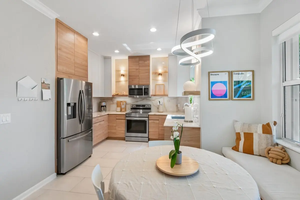 Custom lighting at 7686 CORKWOOD Avenue, Boynton Beach