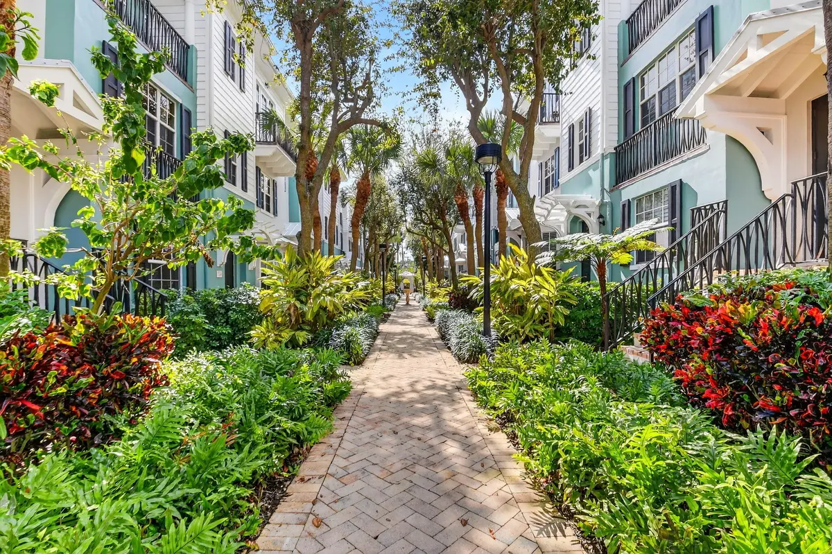 COURTYARD LOCATION!!! at 361 W Mallory Circle, Delray Beach