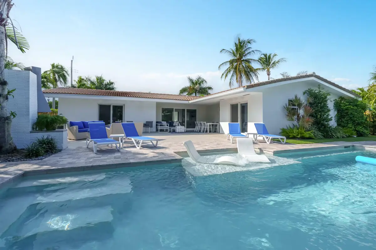Canal House 1 at 3960 NE 16th Avenue, Oakland Park