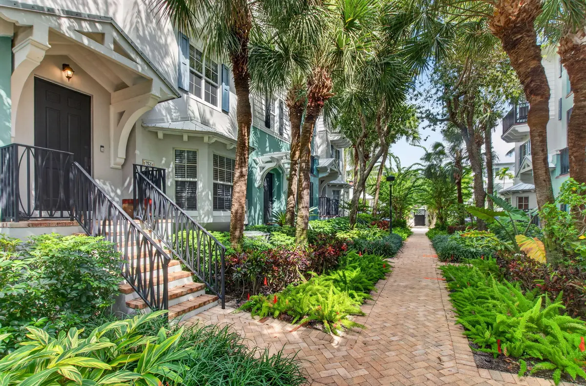 COURTYARD at 361 W Mallory Circle, Delray Beach