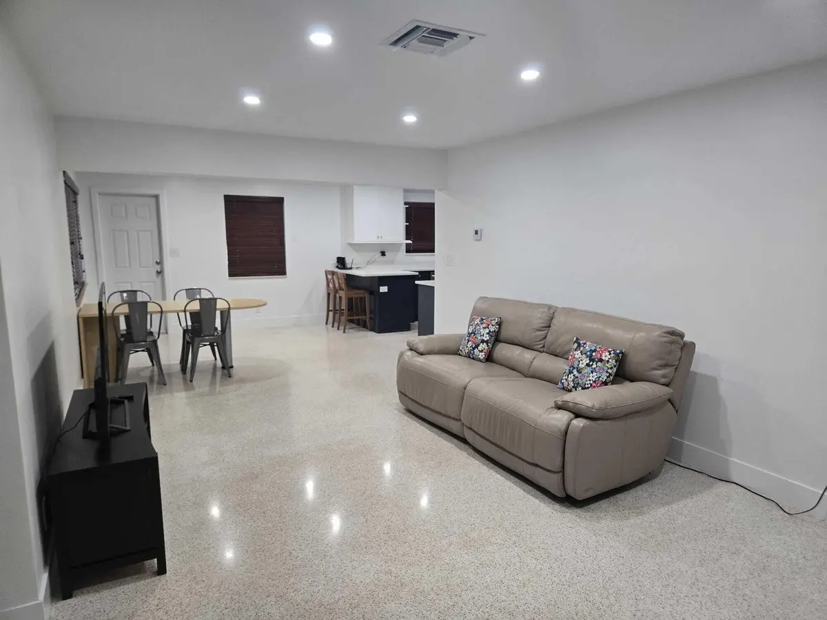 WhatsApp Image 2026-09-17 at 14.54.44 (5 at 1140 SW 32ND Street, Fort Lauderdale
