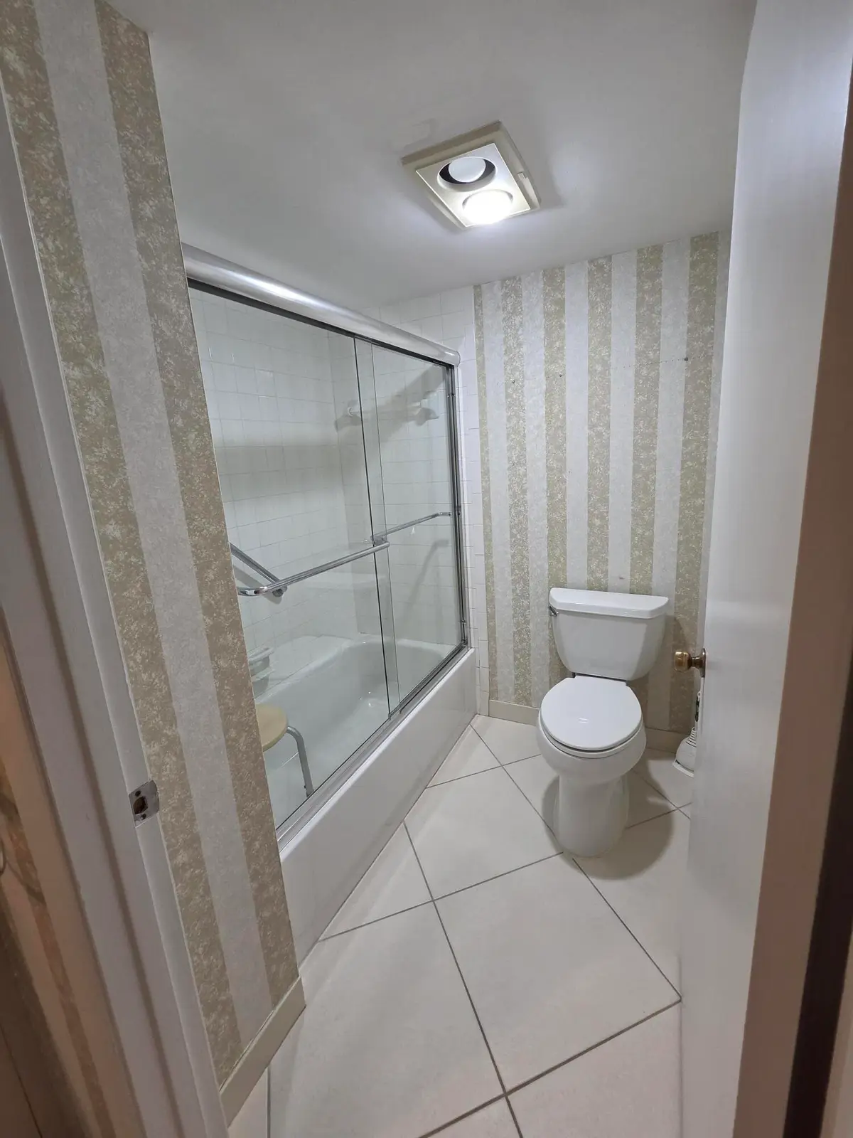 Master bath w/tub shower at 21500 Cypress Hammock Drive 38e, Boca Raton